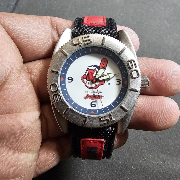 Cleveland Indians Mlb Sports Mens Quartz Fashion Watch Silver Tone Working shows - Picture 1 of 9
